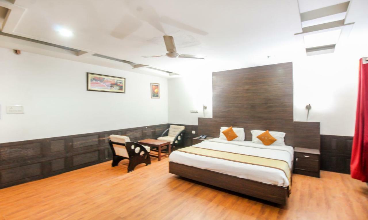 Hotel Monarch Inn Лакхнау Екстер'єр фото
